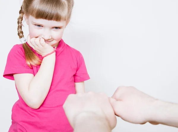 Menina brincando com seu pai — Fotografia de Stock