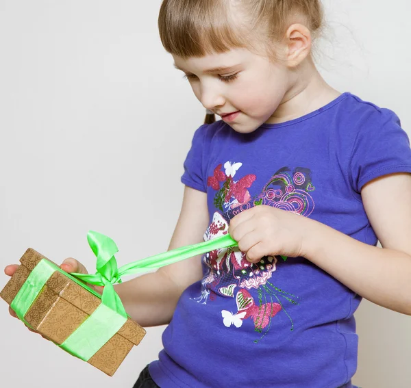 Feliz niña abriendo caja de regalo — Foto de Stock