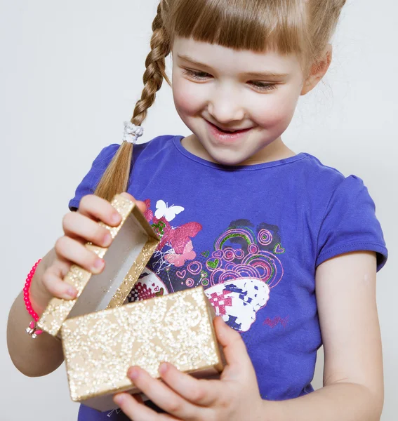 Kleines Mädchen mit Geschenkschachtel — Stockfoto