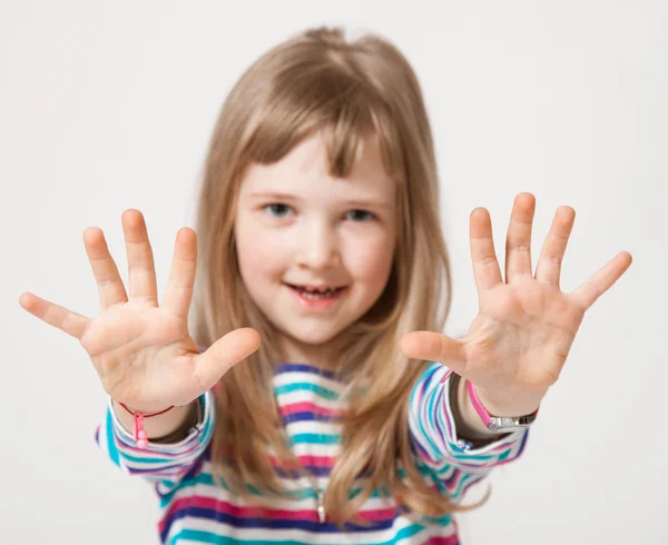 Dívka ukazuje její dlaně — Stock fotografie
