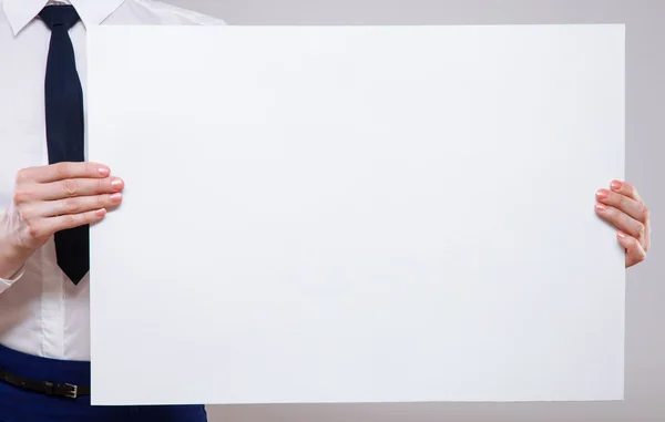 Empresária segurando um cartaz vazio — Fotografia de Stock