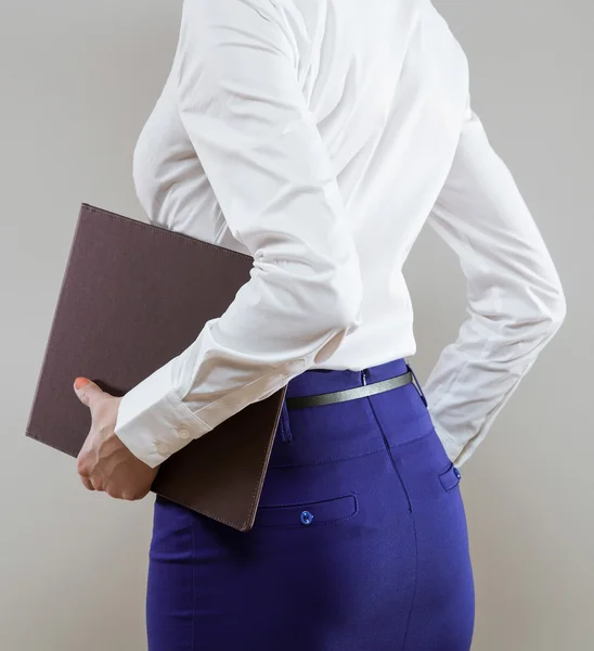 Onherkenbaar jonge zakenvrouw weggaat — Stockfoto