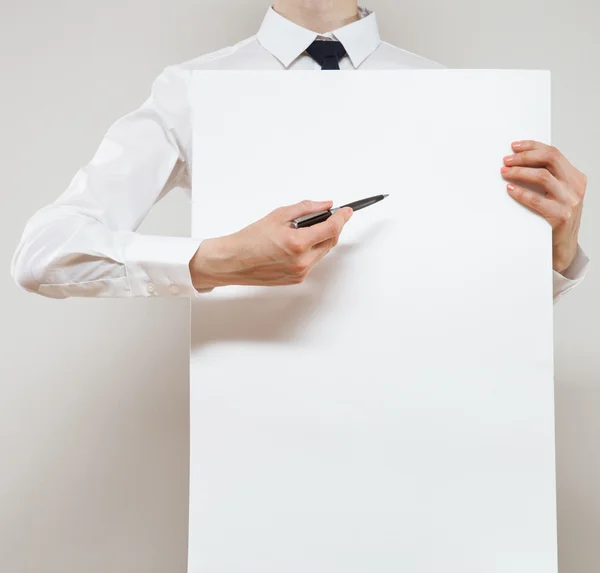 Empresária segurando um cartaz branco — Fotografia de Stock