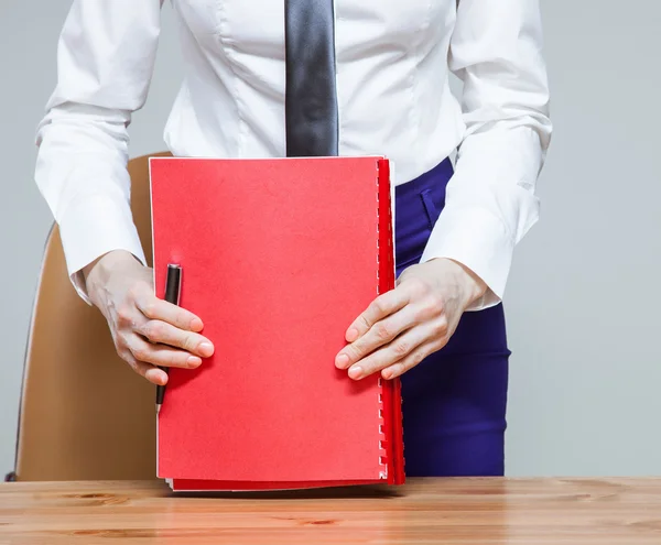 Onherkenbaar jonge zakenvrouw op werkplek met mappen — Stockfoto