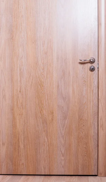 Деревянная закрытая дверь — стоковое фото