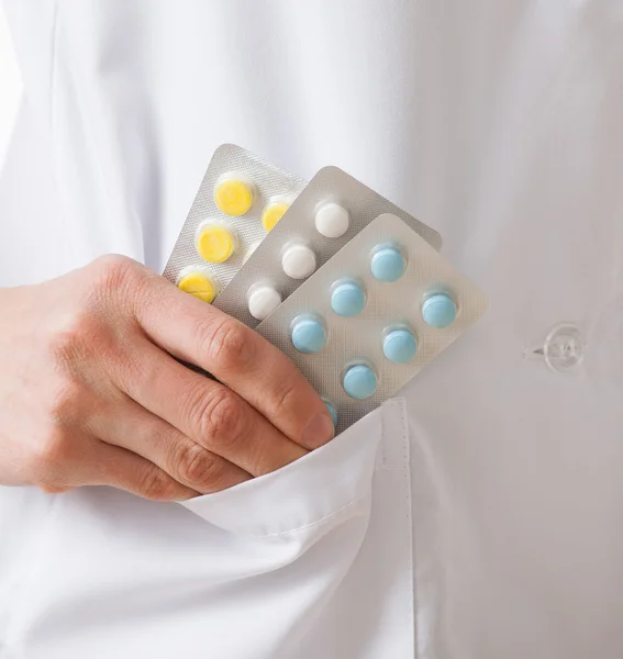 Doctor's hand holding tablets — Stock Photo, Image