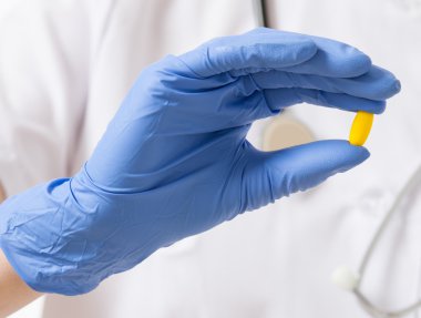  Bir tablet tutan doktor el