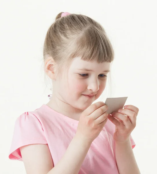 Девушка, читающая текст на карточке — стоковое фото