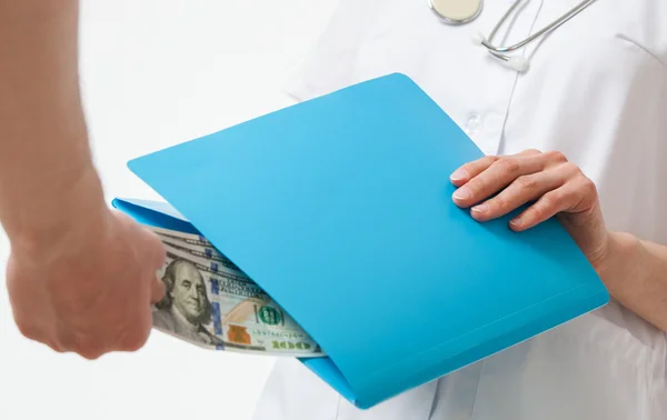 Die Hand eines Patienten, der einen Arzt bestochen hat — Stockfoto