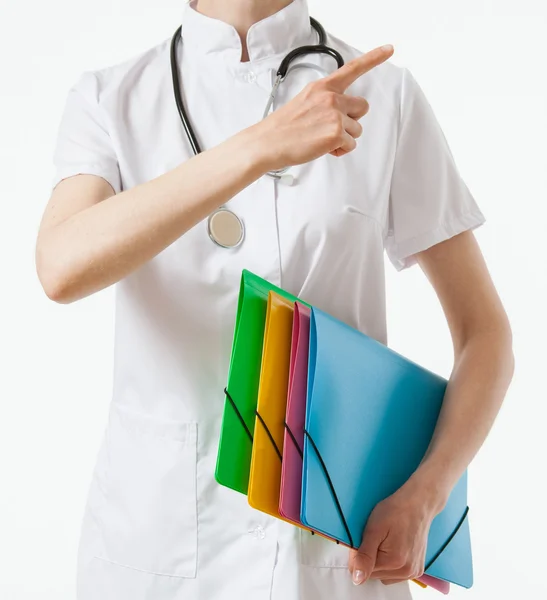 Tanınmayan doktor holding renkli klasörler — Stok fotoğraf