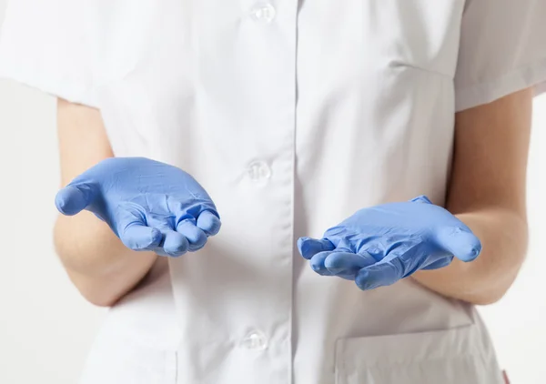 Unrecognizable doctor showing empty hands — Stock Photo, Image