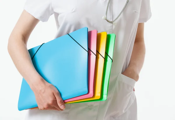 Nie do poznania lekarz trzymając kilka folderów — Zdjęcie stockowe