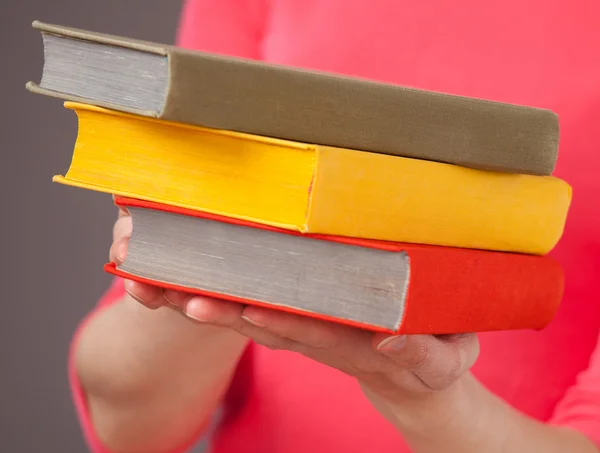 Onherkenbaar jonge vrouw bedrijf boeken — Stockfoto