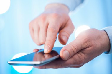 bir cep telefonu kullanarak iş adamı