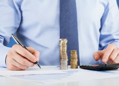 Para sayma ve kağıt üzerinde notlar yapma eller closeup çekim