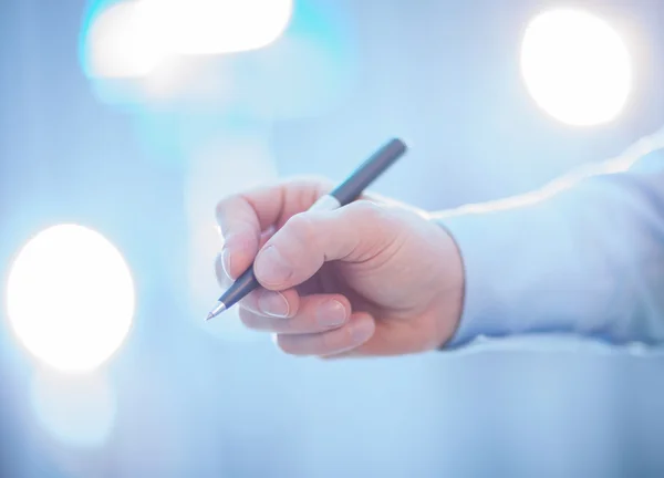 Geschäftsmann hält einen Stift in der Hand — Stockfoto