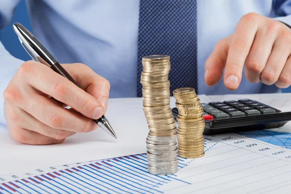 Para sayma ve kağıt üzerinde notlar yapma eller closeup çekim