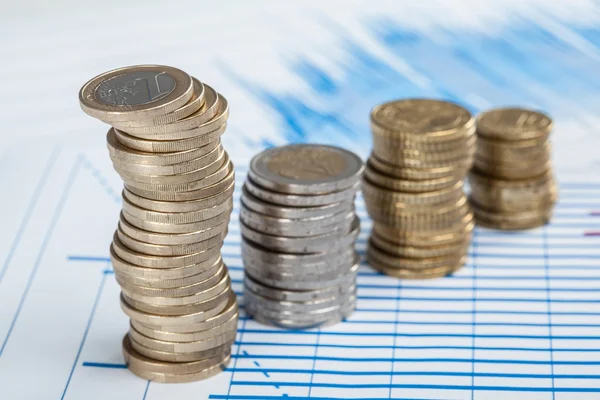 Fyra kolumner med mynt på bordet — Stockfoto