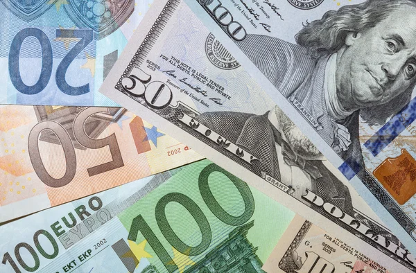 Många euro och dollar sedlar — Stockfoto