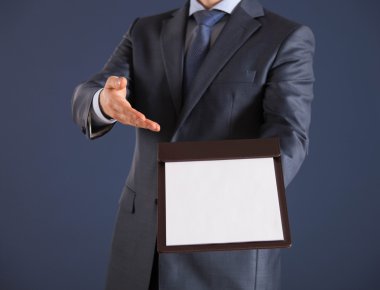 bir Pano tutan işadamı