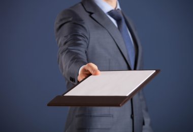 bir Pano tutan işadamı