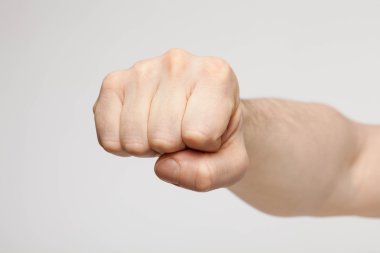 Güçlü bir yumruk gösterilen tanınmayan adam