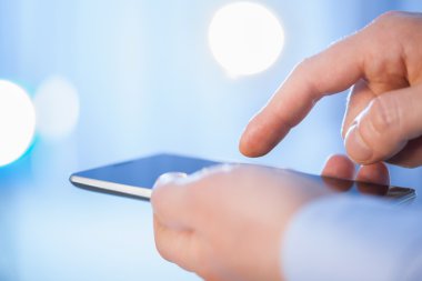 bir cep telefonu kullanarak iş adamı