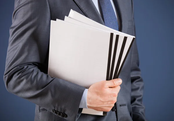 Geschäftsmann im Besitz von Dokumenten — Stockfoto