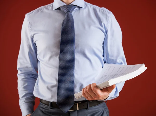 Businessman holding documents — Stock Photo, Image