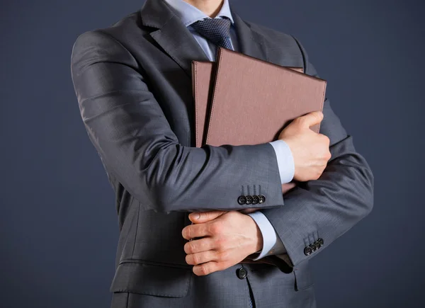 Geschäftsmann hält Ordner mit Dokumenten — Stockfoto