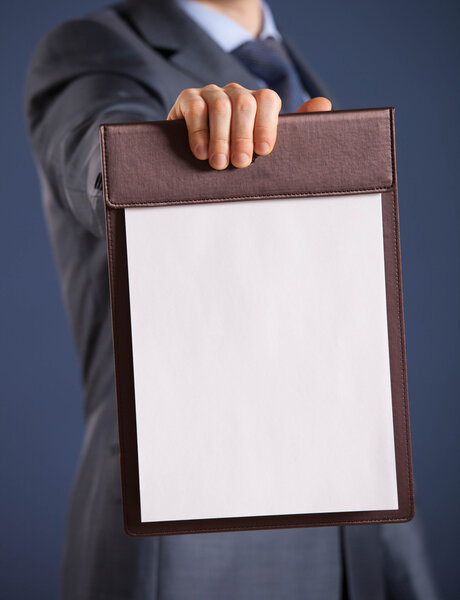 Бизнесмен с планшетом в руках
