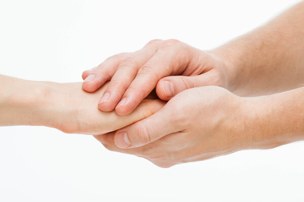 Мужские руки держат женскую руку
