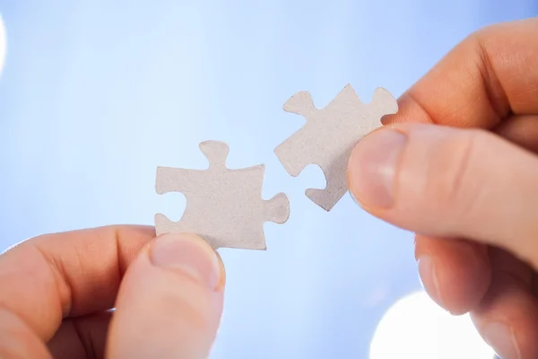 Menschenhände mit Puzzledetails — Stockfoto