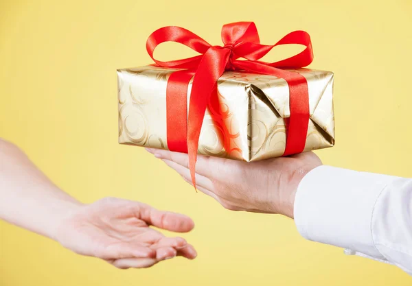 Hombre extendiendo el regalo a la mujer — Foto de Stock