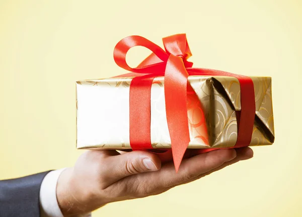 Male hand holding a gift — Stock Photo, Image