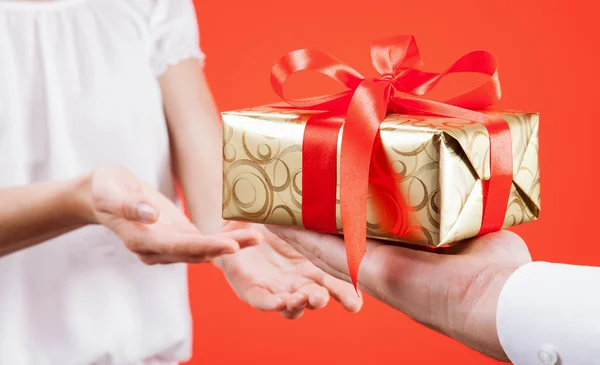 Hombre extendiendo el regalo a la mujer — Foto de Stock