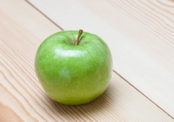 Green apple on table — Stock Photo, Image