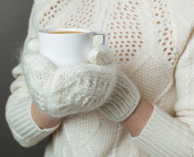 mittens Kupası ile kız eller