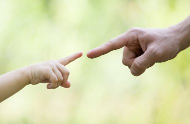 Çocuğun ve toplamak'ın elleri