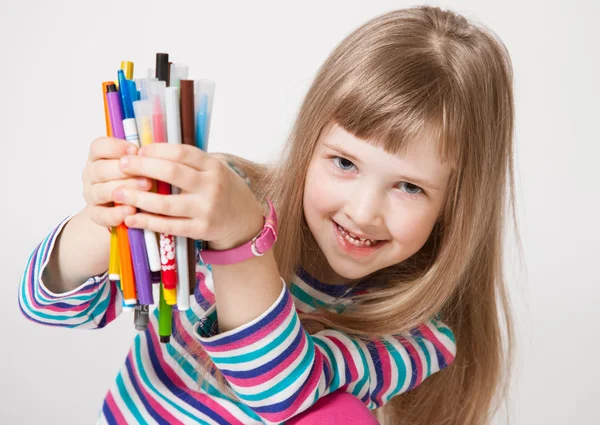 Menina segurando canetas de feltro — Fotografia de Stock