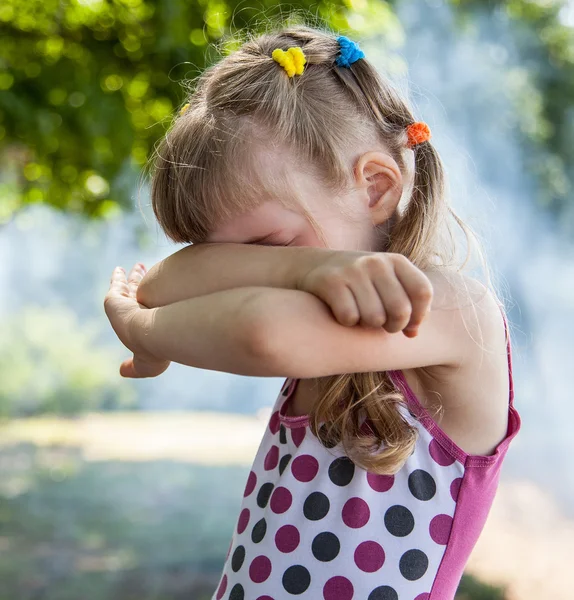 閉じた小さな女の子が彼女の腕を目します。 — ストック写真