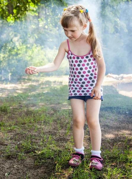 Söt liten flicka nära brome — Stockfoto