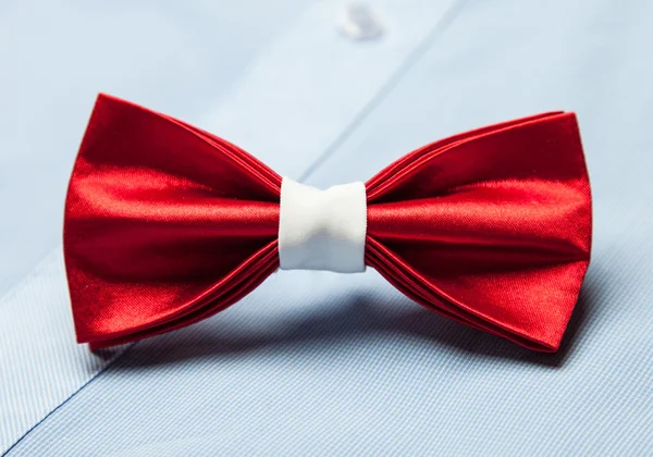 Red bow tie op een blauw shirt — Stockfoto