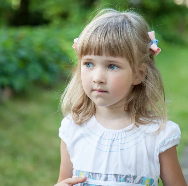 Портрет очаровательной маленькой девочки — стоковое фото