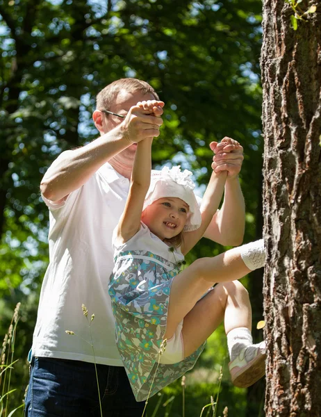 Pai e filha brincando no parque — Fotografia de Stock