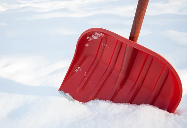 雪の除去のための赤のシャベル — ストック写真