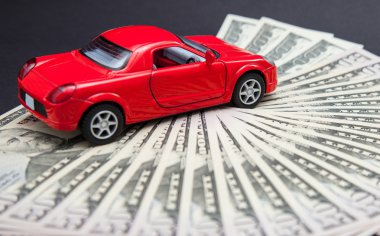 Dolar oyuncak kırmızı araba