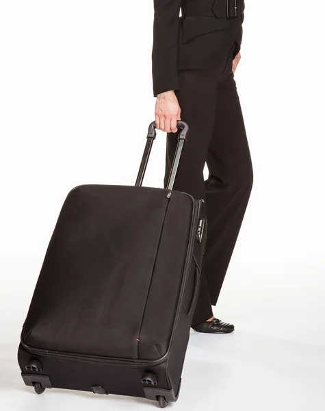 Молодая деловая женщина с чемоданом — стоковое фото