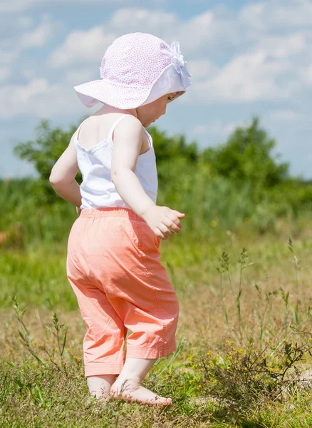 Piccolo bambino che cammina — Foto Stock