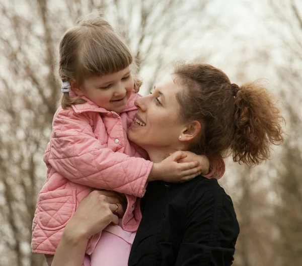 Lycklig mor och dotter gå — Stockfoto